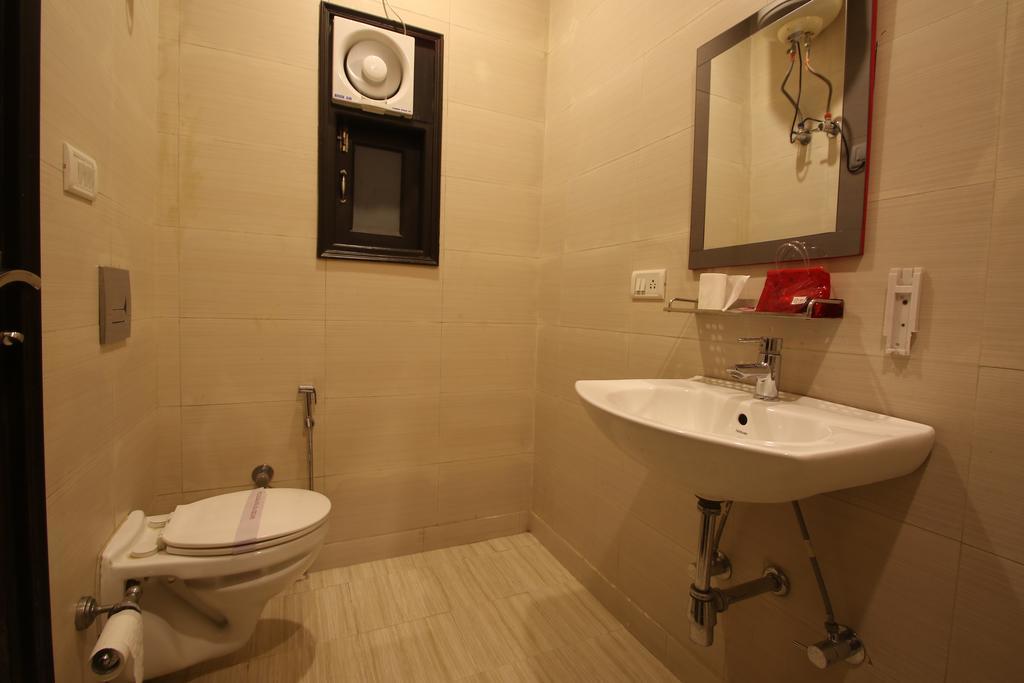 Hotel Hill Palace -Near Karol Bagh Metro Station Delhi  Exterior photo
