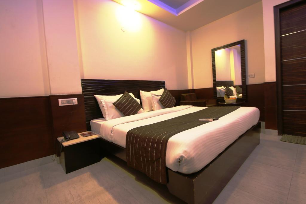Hotel Hill Palace -Near Karol Bagh Metro Station Delhi  Exterior photo